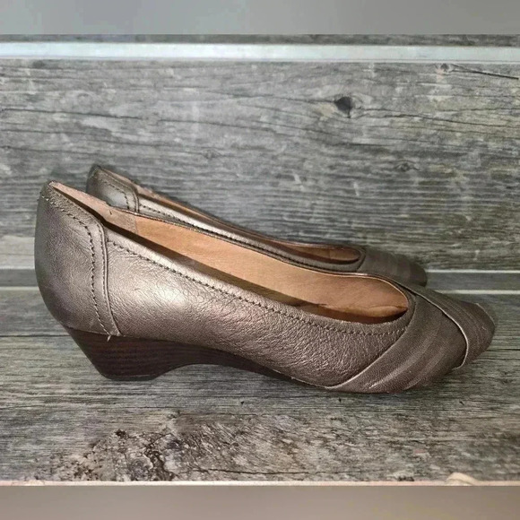 Clark’s gold wedge shoes - Picture 4 of 5